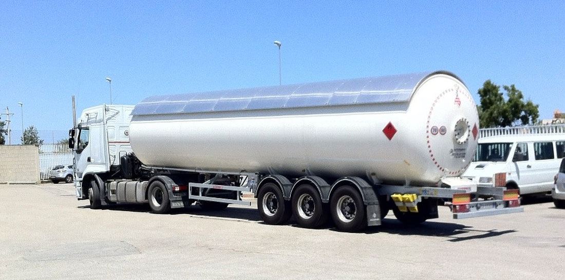 Autocisterna DESA Carburanti per il trasporto di GPL, parcheggiata nel piazzale