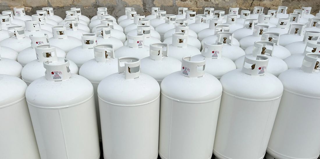 Bombole di GPL nuove allineate al deposito di Bitritto