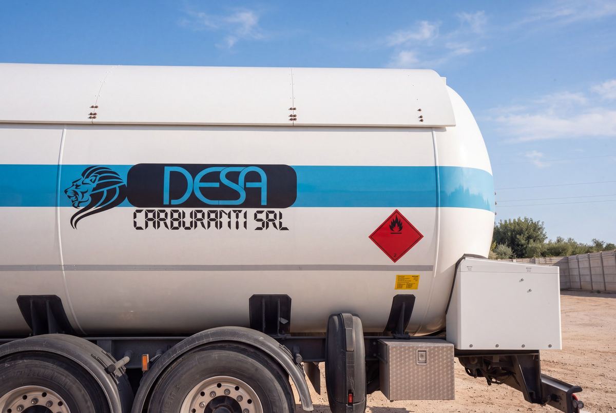 Cisterna per GPL con il logo DESA Carburanti S.r.l. sulla fiancata