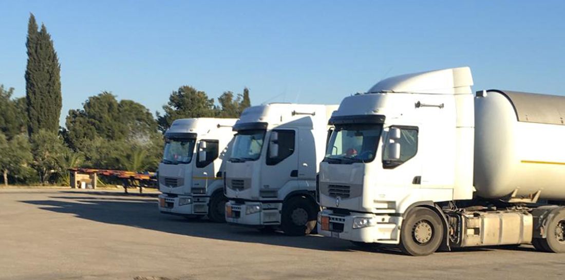 Tre trattori stradali con cisterne per GPL allineati nel piazzale