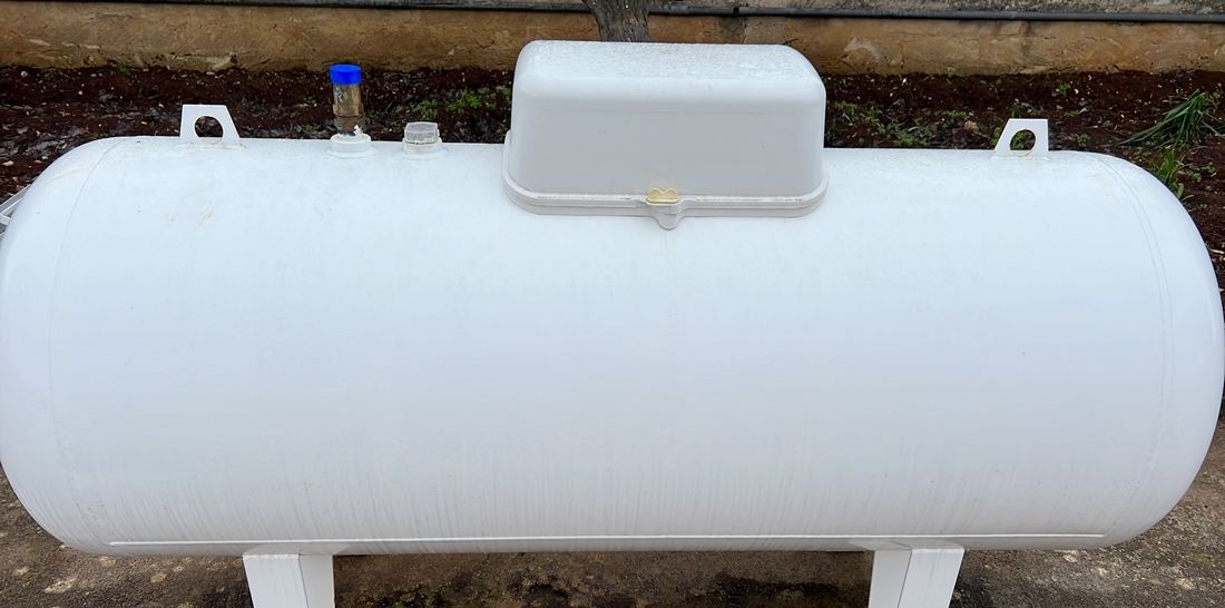 Serbatoio orizzontale per GPL da esterno, di colore bianco